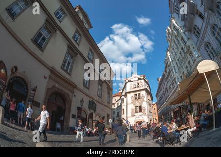 Prague, République tchèque - 12 mai 2019 : vue sur l'étroite rue Karlova dans le centre historique de Prague Banque D'Images