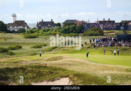 L'australien Jason Day puttera sur le 13e green lors de la deuxième journée de l'Open au Royal Liverpool, Wirral. Date de la photo : Vendredi 21 juillet 2023. Banque D'Images