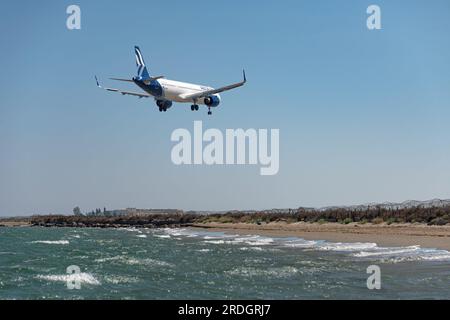 Larnaca, Chypre - 09 août 2022 : l'Airbus A321-271NX d'Aegean Airlines atterrit à l'aéroport de Glafcos Clerides Banque D'Images