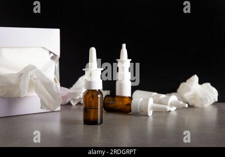 Beaucoup de concept de flacons de pulvérisation nasale. Lorsque vous utilisez le spray nasal pendant trop longtemps, il provoque plutôt que prévient la congestion, rhinite medicamentosa. Banque D'Images