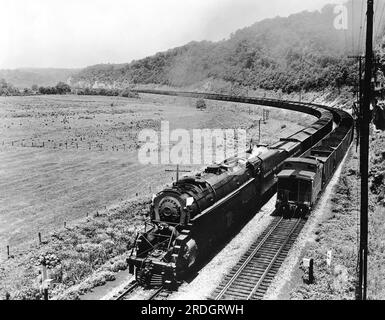Virginie c. 1950 deux trains de charbon Norfolk et Western, l'un chargé et l'autre vide, se croisent en allant dans des directions opposées. Banque D'Images
