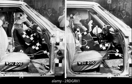 Detroit, Michigan : 23 mai 1972 Un mannequin d'essai de collision montre ce qui se passe lorsqu'un sac gonflable ne se déploie pas. À gauche, il claque dans le pare-brise et la colonne de direction dans un accident de 30 mi/h, puis rebondit dans le siège tandis que des morceaux de pare-brise volent dans les airs. Le sac gonflable non ouvert est suspendu au volant. Banque D'Images