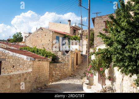 Rue étroite dans le village de Vouni. District de Limassol, Chypre Banque D'Images