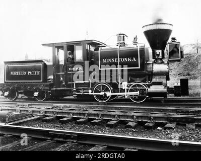 Washington : c. 1873 première locomotive à vapeur du Pacifique Nord, la Minnetonka, qui a été achetée pour construire un chemin de fer de Kalama, Washington, au nord de Tacoma sur Puget Sound. Banque D'Images