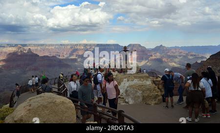 Les visiteurs enthousiastes se rassemblent à Mather point pour profiter de la vue sur le canyon - le parc national du Grand Canyon, Arizona, États-Unis Banque D'Images