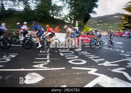 Saint-Gervais-les-bains, France, 16 juillet 2023 : peloton de cycliste lors du dernier km de l'étape 15 du Tour de France 2023. Banque D'Images