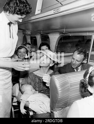 Washington, D.C. : c. 1954 Trailways bus Line, nouvelle ligne de bus cinq étoiles reliant Washington à Norfolk, propose hôtesses, snacks gratuits pour le déjeuner, magazines et musique hi-fi. Banque D'Images