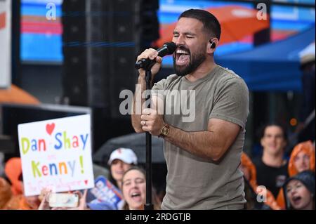 New York, États-Unis. 21 juillet 2023. Shay Mooney et Dan Smyers (hors cadre) de Dan Shay se produisent dans la série de concerts « Today » Show de NBC qui se tient au Rockefeller Plaza, New York, NY, le 21 juillet 202, 2023. (Photo Anthony Behar/Sipa USA) crédit : SIPA USA/Alamy Live News Banque D'Images