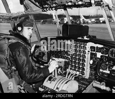 États-Unis : c. 1957 un pilote de la Force aérienne est assis aux commandes d'un avion de transport Lockheed C-130 Hercules. Banque D'Images
