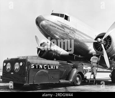 États-Unis : c. 1937 ravitaillement en carburant de l'avion phare de Rochester DC-3 d'American Airlines avec du carburant Sinclair. Banque D'Images