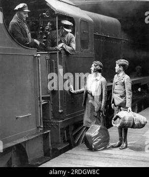 Londres, Angleterre : 9 mai 1935 deux jeunes orphelins ont voyagé de l'Australie à l'Angleterre, et se préparent maintenant à monter à bord du train à Euston Station qui les emmènera en Écosse pour vivre avec une tante. Banque D'Images