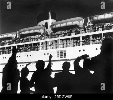 San Francisco, Californie : c. 1955. Les gens sur les docks font signe de « bon voyage » à leurs amis et à leur famille en partant sur un Matson Liner. Banque D'Images