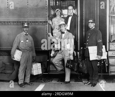 Washington, D.C. : 29 juillet 1929 Leo Hessler, photographe d'Underwood & Underwood, monte à bord du train Airway Limited pour Columbus où il embarquera à bord des grands avions trimoteurs de Transcontinental Air transport pour photographier les grands hommes d'affaires et les belles femmes de la société qui profitent de ce voyage qui leur fait gagner du temps. Banque D'Images