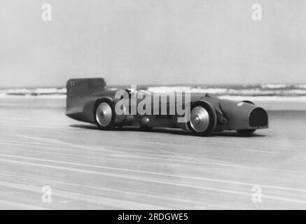 Daytona Beach, Floride : février 1931 le pilote britannique capitaine Malcolm Campbell dans sa voiture de course Bluebird établissant un nouveau record de vitesse automatique de 245 mph pour briser l'ancien de 231 mph par le major Seagrave. Banque D'Images