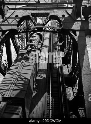 Chicago, Illinois : c. 1932 Un train s'est arrêté sur un chevalet rairoad au-dessus d'une rivière. Banque D'Images