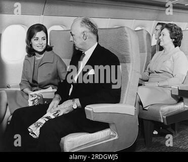 Long Beach, Californie : février 1964 passagers assis sur la première photo d'une maquette intérieure du nouvel avion de passagers DC-9 de Douglas Aircraft Company. Les sièges de première classe sur le DC-9 sont dotés de sièges de 20 pouces de large et d'accoudoirs de 3 pouces, ainsi que d'un grand espace pour les jambes Banque D'Images