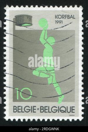 RUSSIE KALININGRAD, 19 OCTOBRE 2015 : timbre imprimé par la Belgique, montre Korfball, vers 1991 Banque D'Images