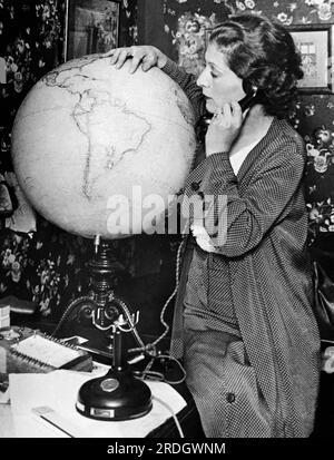 Paris, France : septembre 1930 Mme Costes, épouse de Dieudonné Costes, retrace la route suivie par son mari et Maurice Bellontei lors de leur vol historique de Paris à New York. Ils ont été les premiers à le faire. Banque D'Images