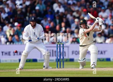 L'australien Steve Smith (à droite) bat le troisième jour du quatrième test match LV= Insurance Ashes Series à Emirates Old Trafford, Manchester. Date de la photo : Vendredi 21 juillet 2023. Banque D'Images