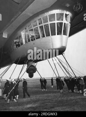 Lakehurst, New Jersey : c. 1936 la salle de contrôle du Zeppelin Hindenburg lorsqu'il atterrit à la base navale de Lakehurst, New Jersey. Banque D'Images