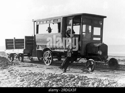 États-Unis : c. 1915 plusieurs personnes voyageant dans un camion adapté pour rouler sur des voies ferrées. Banque D'Images