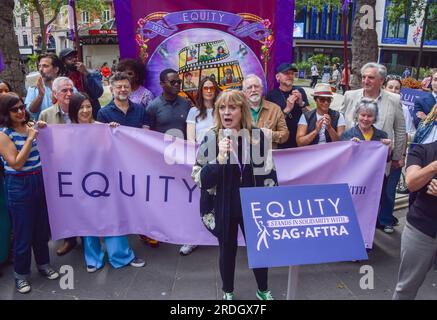 Londres, Royaume-Uni. 21 juillet 2023. Lynda Rooke, présidente de l'équité, prononce un discours tandis que les acteurs Andy Serkis, David Oyelowo, Hayley Atwell, Brian Cox, Simon Pegg, Imelda Staunton et Jim carter montrent leur soutien en tant que syndicat des industries des arts de la scène et du divertissement Equity organise un rassemblement à Leicester Square en solidarité avec la grève SAG-AFTRA. Banque D'Images