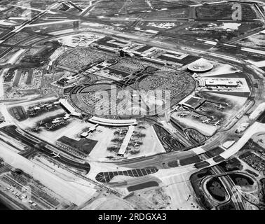 New York, New York : 11 juin 1964 vue aérienne de l'aéroport international John F. Kennedy dans le Queens. Banque D'Images