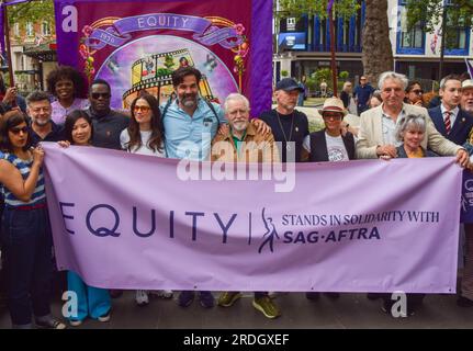 Londres, Royaume-Uni. 21 juillet 2023. Les acteurs Andy Serkis, David Oyelowo, Hayley Atwell, Rob Delaney, Brian Cox, Simon Pegg, Imelda Staunton et Jim carter montrent leur soutien en tant que syndicat des arts de la scène et des industries du divertissement Equity organise un rassemblement à Leicester Square en solidarité avec la grève SAG-AFTRA. Banque D'Images