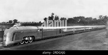 Ohio : 1936 le nouveau train profilé de New York Central, le 'Mercury', qui circule entre Cleveland et Detroit. Le moteur et les voitures Art Déco ont été conçus par Richard Dreyfuss. Banque D'Images