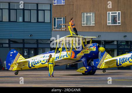 Aerosuperbatics Absolublement Butterly Wingwalkers exhibent l'équipe à l'aéroport de Southend avant le salon aérien. Boeing Stearman biplan avec marcheur d'aile invité Banque D'Images