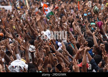 Kolkata, Inde. 21 juillet 2023. 21 juillet 2023, Kolkata, Inde : des partisans du parti Trinamool Congress (TMC) assistent à un rassemblement s'adressant aux ministres en chef du Bengale occidental et au suprémo Mamata Banerjee pour marquer la Journée annuelle des martyrs. Le 21 juillet 2023. (Photo de Dipa Chakraborty/ crédit : EYEPIX Group/Alamy Live News Banque D'Images