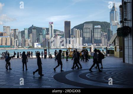 Hong Kong, Chine. 20 juillet 2023. Les gens marchent à Avenue of Stars, un endroit populaire pour les touristes à Tsim Sha Tsui. (Photo de Michael Ho Wai Lee/SOPA Images/Sipa USA) crédit : SIPA USA/Alamy Live News Banque D'Images