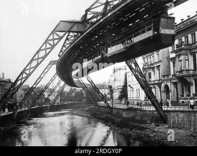 Allemagne : c. 1910 le chemin de fer suspendu de Wuppertal, ouvert en 1901. La ligne de monorail électrique surélevée est la plus ancienne au monde. Banque D'Images