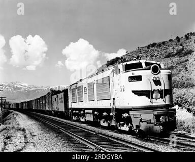 États-Unis : c. 1950 Un train de marchandises de l'Union Pacific Railroad dans les montagnes. Le moteur est une locomotive électrique à turbine à gaz alimentée au mazout. Banque D'Images