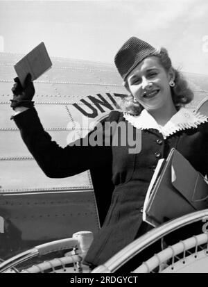 Seattle, Washington : le 5 avril 1941, la star tchèque du patinage, Vera Hruba, arrive à Seattle après avoir attendu d'obtenir son nouveau visa de quota d'immigration. Elle avait refusé 2 600 offres de mariage de citoyens américains en attendant. Banque D'Images