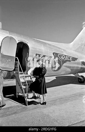 États-Unis, novembre 1939 Portrait d'une femme tenant un manteau de fourrure et un sombrero à bord d'un avion de la Pan American-Grace Airways (Panagra) en direction de Buenos Aires, en Argentine. Banque D'Images