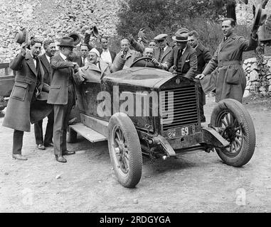 Californie : 1924 deux hommes dans une voiture de l'Essex sont acclamés par un groupe d'hommes environnants. L'un des deux hommes tient un chronomètre dans sa main. Banque D'Images