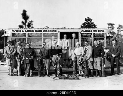 Pinehurst, Caroline du Nord vers 1928 Un groupe de golfeurs de Wilkes-barre, Pennsylvanie, arrivent à Pinhurst via la ligne de bus Martz. Banque D'Images