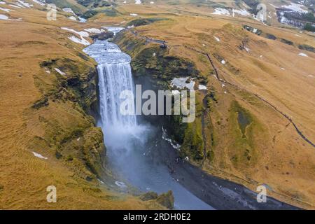 Vue aérienne sur Skogafoss, cascade de 63 m de haut située sur la rivière Skógá en hiver, Skógar, Islande Banque D'Images