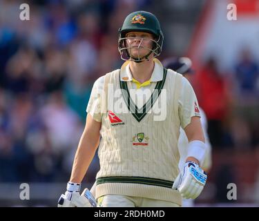 Steven Smith, de l'Australie, quitte le terrain de jeu après avoir été licencié par Mark Wood d'Angleterre lors de la LV= Insurance Ashes Fourth Test Series Day Three Test Series Match Angleterre vs Australie à Old Trafford, Manchester, Royaume-Uni, 21 juillet 2023 (photo de Conor Molloy/News Images) in, le 7/21/2023. (Photo de Conor Molloy/News Images/Sipa USA) crédit : SIPA USA/Alamy Live News Banque D'Images