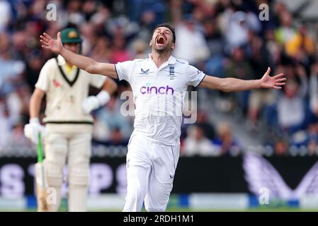 Mark Wood (à droite), l'Anglais, célèbre le guichet de Travis Head, l'australien, le troisième jour du quatrième test-match LV= Insurance Ashes Series à Emirates Old Trafford, Manchester. Date de la photo : Vendredi 21 juillet 2023. Banque D'Images