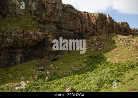 Strates rocheuses montrant des coulées de lave anciennes à Port Haunn, île de Mull, Écosse Banque D'Images