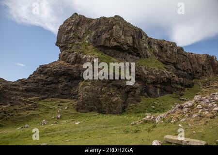 Strates rocheuses montrant des coulées de lave anciennes à Port Haunn, île de Mull, Écosse Banque D'Images