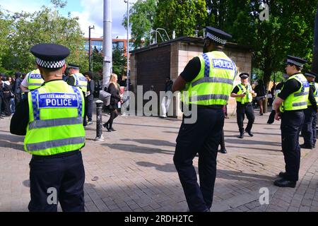 Manchester, Royaume-Uni. 21 juillet 2023. Des centaines d'écoliers se sont précipités dans le centre-ville de Manchester, au Royaume-Uni. La police a convoqué des renforts pour mettre en place une ligne près de l'arrêt de tramway Market Street Metrolink afin d'empêcher les foules de jeunes d'aller plus loin dans le centre-ville. Quelqu'un a jeté des œufs et des boissons à la police, selon les médias locaux, disant que les enfants "ont couru émeute". Aujourd'hui était le dernier jour d'école dans de nombreuses écoles. Sur 17,27 le journal local a rapporté que "la police vient d'annoncer qu'il y a maintenant un ordre de dispersion en place - et si vous ne bougez pas quand on vous demande "vous pourriez être arrêté" crédit : Terry Waller/Alamy Live News Banque D'Images