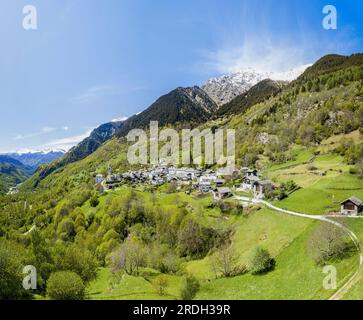 Panorama image aérienne du village de montagne suisse Soglio. Il a été créé comme l'un des plus beaux villages de Suisse. Banque D'Images