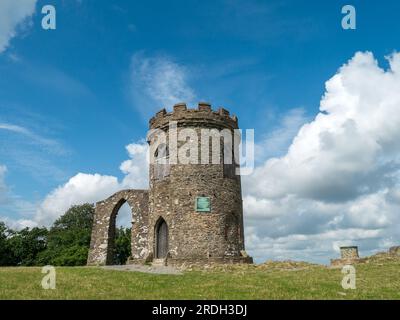 Old John Tower contre le ciel bleu, Bradgate Park, Newtown Linford, Leicestershire, Angleterre, ROYAUME-UNI Banque D'Images