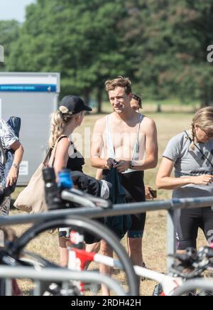 Voorst, pays-Bas - 25 juin 2023 : un Triathelete discute avant le début de l'épreuve de natation du triathlon Voorster. Banque D'Images