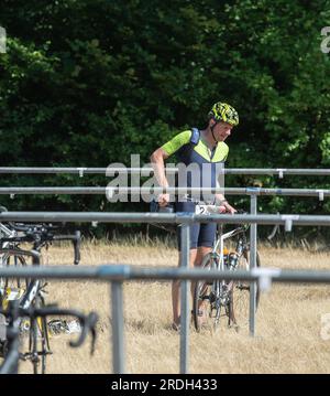 Voorst, pays-Bas - 25 juin 2023 : ce triathlète quitte son vélo dans la zone de transition du triathlon Voorster. Banque D'Images