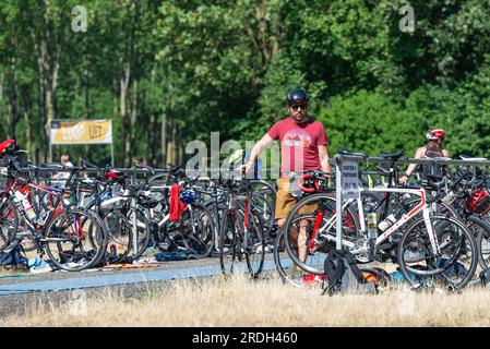 Voorst, pays-Bas - 25 juin 2023 : le participant au triathlon Voorster cherche une place pour son vélo dans la zone de transition. Banque D'Images