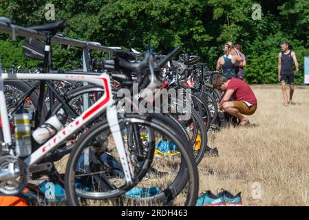 Voorst, pays-Bas - 25 juin 2023 : dans la zone de transition, les triathlètes font les derniers préparatifs avant de commencer l'épreuve. Banque D'Images